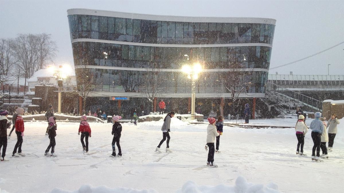 Barn som skøyter på skøytebane på Torget.