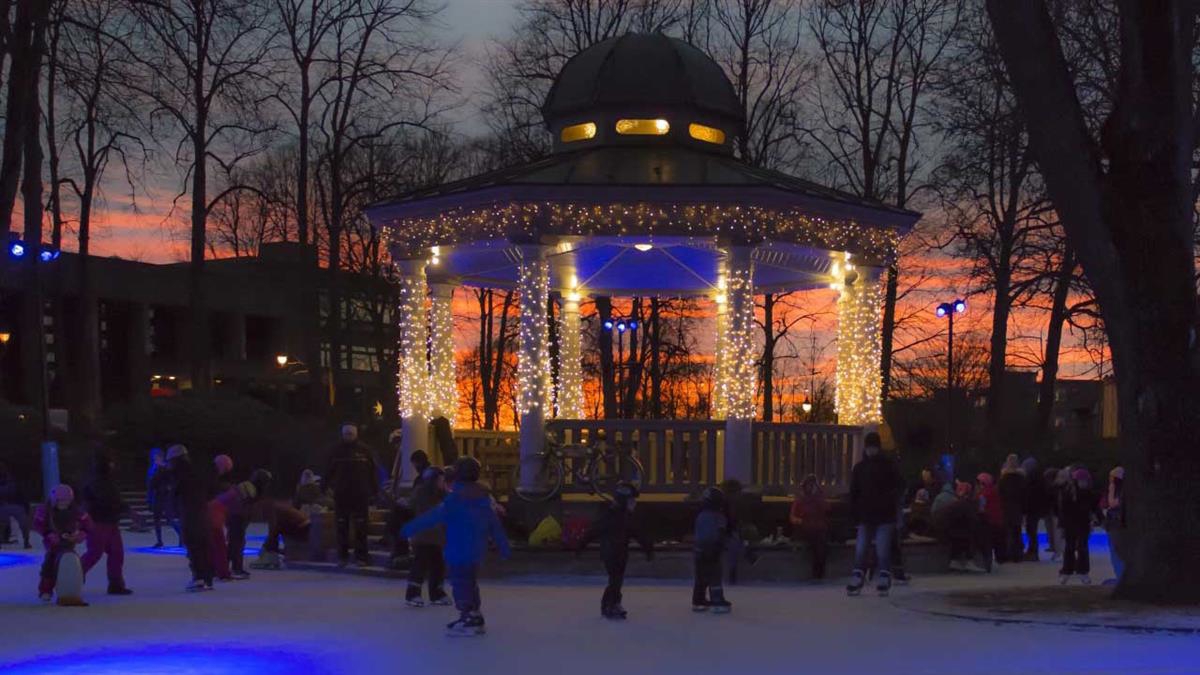 Skøytebane utenfor paviljong om kvelden i Moss.