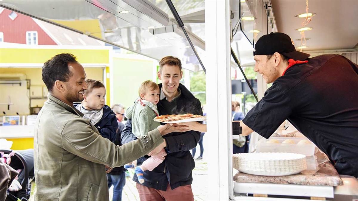 Folk kjøper mat i salgsbod under Mossedagene.