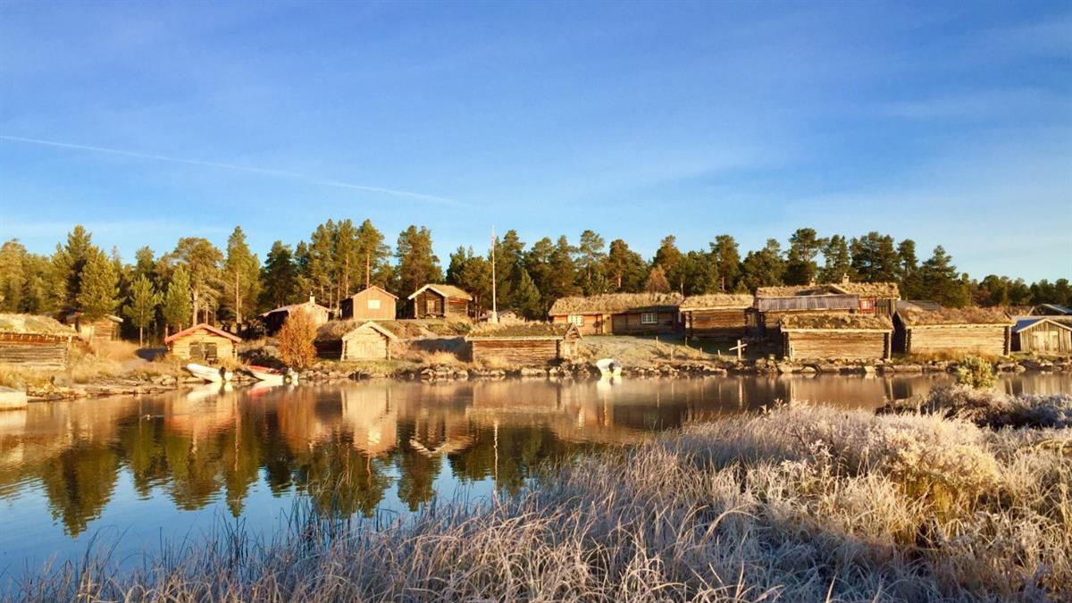 Laftehytter foran innsjø, Fiskvollen ved Sølensjøen.