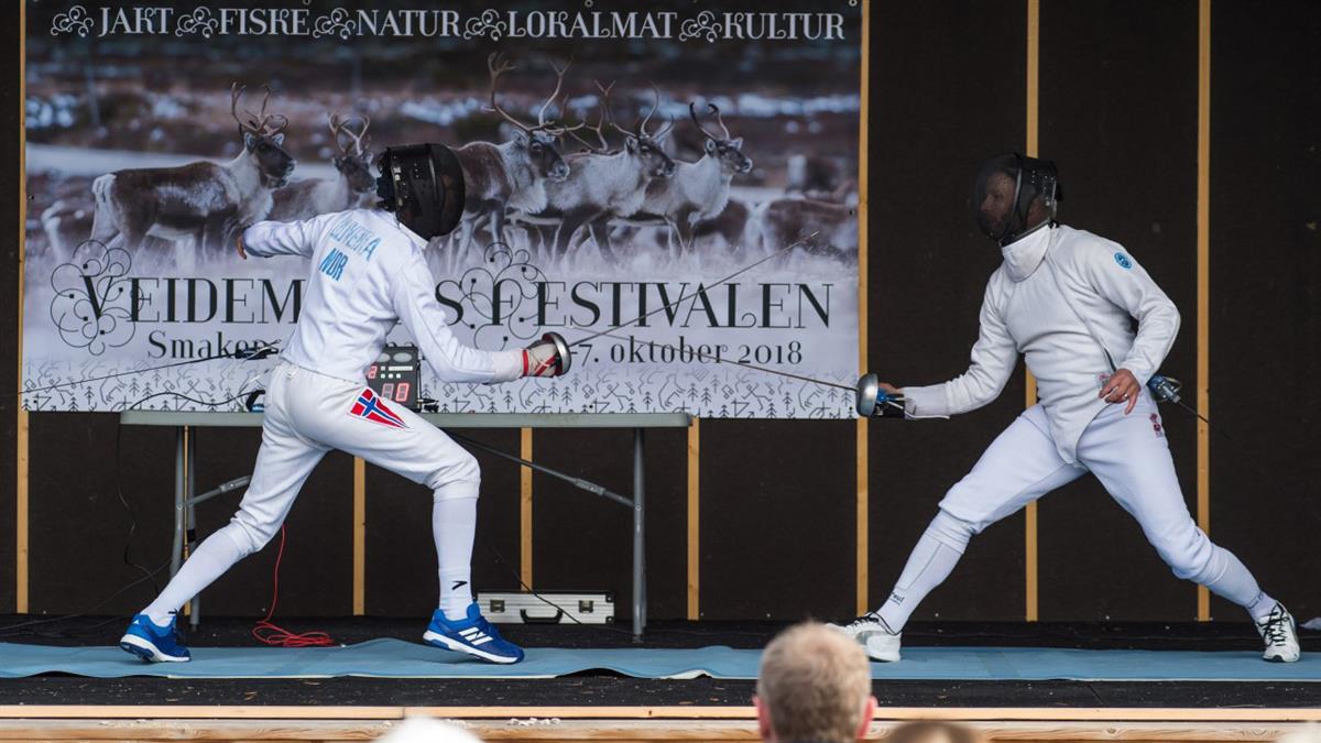 Moderne fektere på scene under Veidemannsfestivalen i 2018