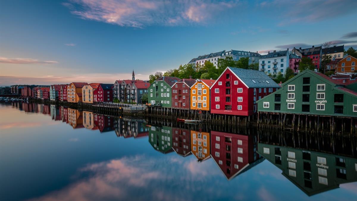 Bryggene ved Nidelva i Trondheim, sett fra Midtbyen.