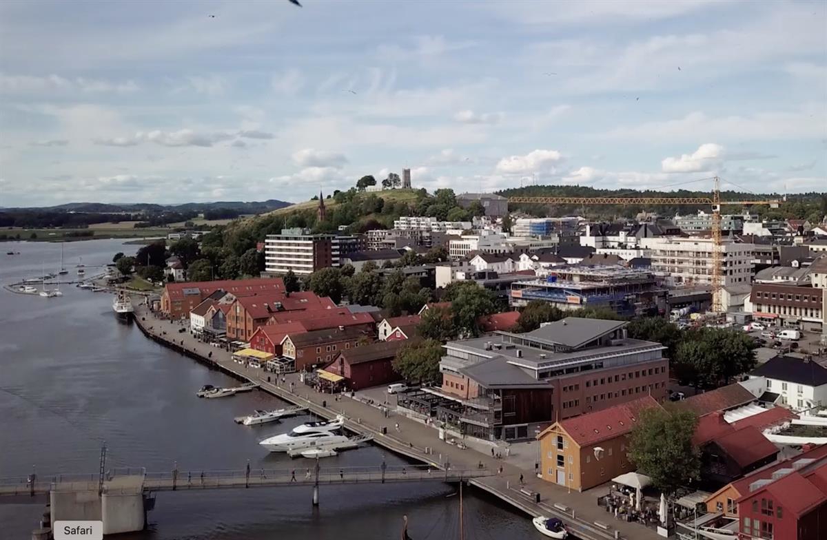 Skråfoto ovenfra av Havnefronten med Slottsfjellet i bakgrunnen.