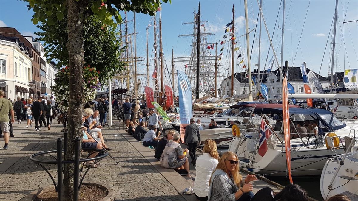 Sommer i Pollen kai fullt av folk og båter i havnen