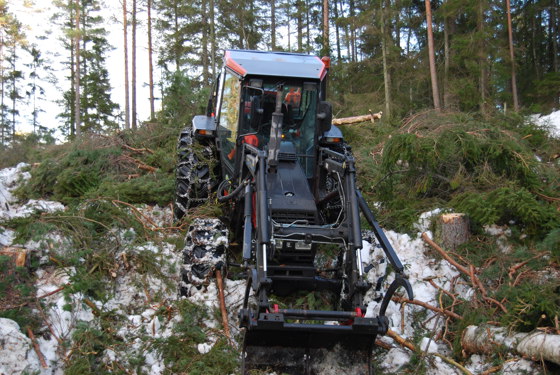 Skogeiers egeninnsats med manuell hogst og utkjøring av helstammer med traktor og vinsj har igjen blitt et vanlig syn i Agderskogbruket.