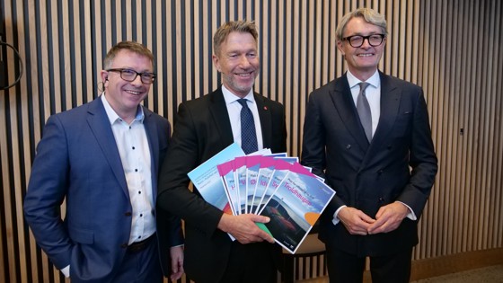 Olje- og energiminister Terje Aasland mottok en rekke utbyggingsplaner av nye prosjekter på norsk sokkel på Aker BP på Fornebu 16. desember.