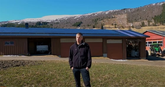 Per Langeland har lagt solcellepanel på redskapshuset.