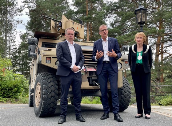 Forsvarsminister Bjørn Arild Gram, adm dir i Kongsberg Eirik Lie, ordførar i Kongsberg Kari Anne Sand