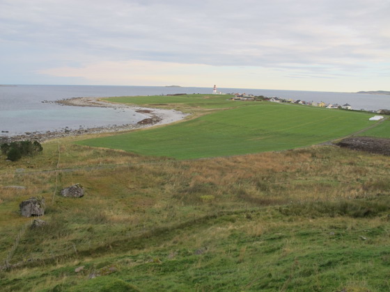 Alnes ligg på ei smal og flat landtunge ut i storhavet mot nordvest.