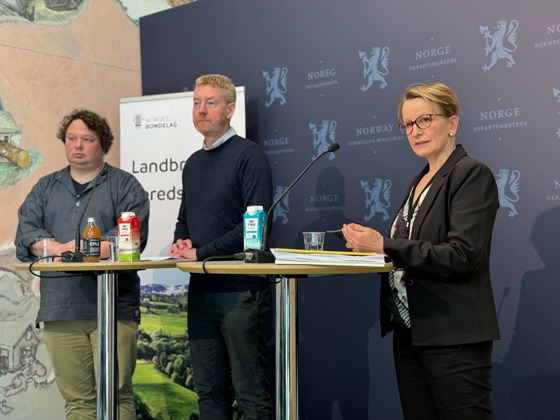 Bilde fra pressekonferanse. Fra v: Tor Jacob Solberg , leder i Norsk Bonde- og Småbrukarlag, Bjørn Gimming, leder i Norges Bondelag og Viil Søyland, statens forhandlingsleder.