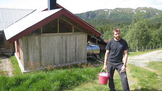 Olav Hommo på gården Raundalen i Vinje. 