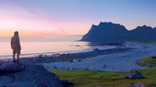 Ein person i solnedgangen på Bleik i Nordland