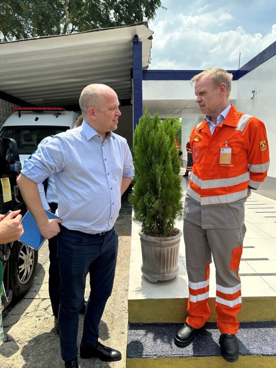 Finansminister Trygve Slagsvold Vedum sammen med konsernsjef i Yara, Svein Tore Holsether.