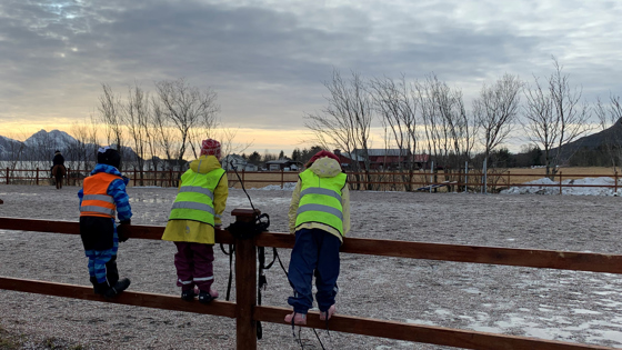 Barn fra Rei på barnehage på besøk hos Feskarbonden.