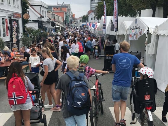 Pedersgata forbinder sentrumskjernen med sentrum øst, eller Urban Sjøfront. Under den årlige Gladmatfestivalen fylles gaten med folk som vil prøve nye smaker.