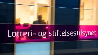 Bilde av skilt med navnet Lotteri- og stiftelsestilsynet.