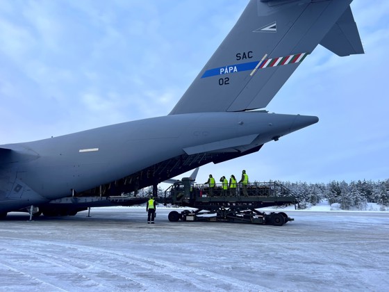 C-17 med artillerigranater til Ukraina