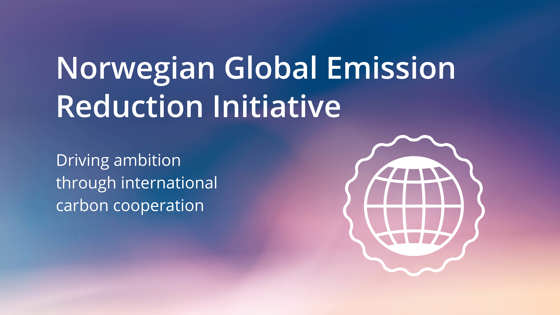 Teksten "Norwegian Global Emission Reduction Initiative - driving ambition through international carbon cooperation" på blå og rosa bakgrunn.