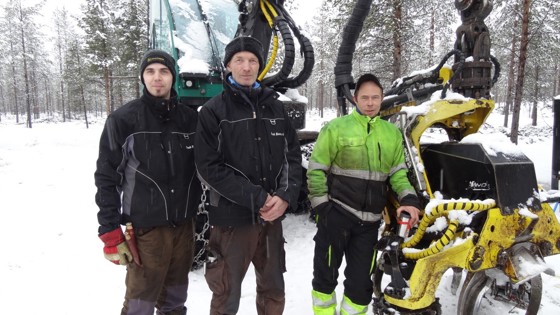 Johan Bjørkgren og Erik Malterud fra Pasvik biovarme og Nils Rune Moeng i Karaskog står for hogsten i Pasvik.