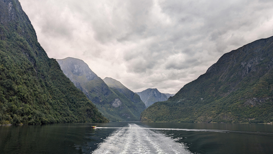 Vestlandsfjord med mørke skyer.