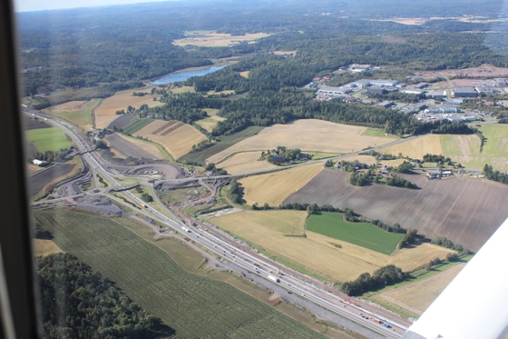 Samferdsel på dyrka jord og industriområde på fjellgrunn i Stokke.