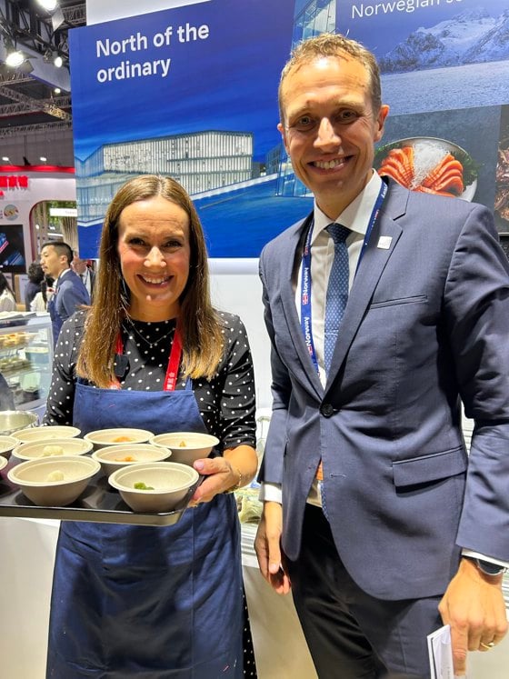 Fiskeri- og havminister Marianne Sivertsen Næss og Christian Cramer, administrerende direktør i Norges Sjømatråd, på messe i Kina.