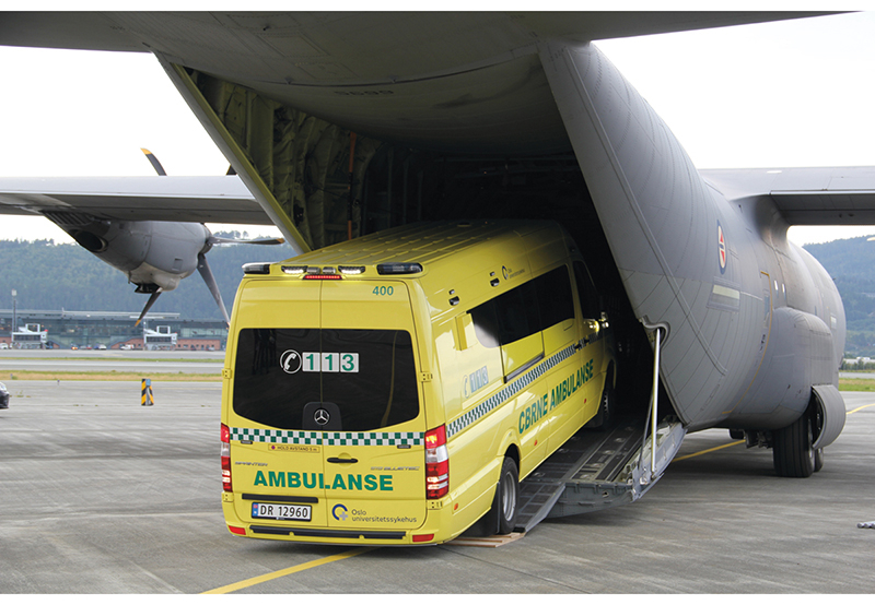 Figur 6.1 Ambulanse kjører inn i et Hercules C 130 J. 
