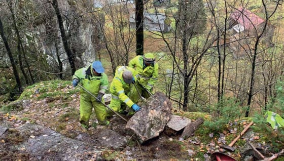 Tre dyktige sherpaer i gang med å restaurere ferdselsvegen på Mokleiv.