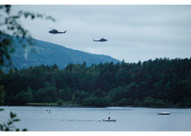 Figur 2.11 Båter og helikoptre deltok i redningsaksjon.