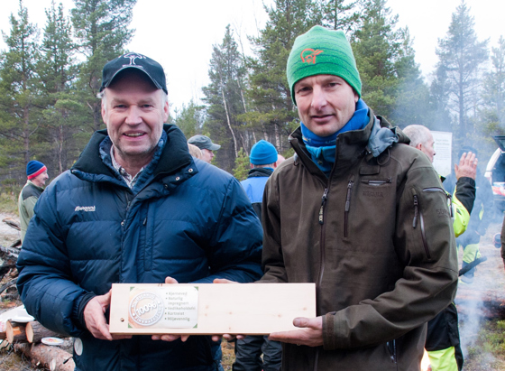 Sammen om mer trebruk i Finnmark, fra venstre tredriver i Finnmark Tor Håvard Sund og fylkesskogmester i Finnmark Helge Molvig.