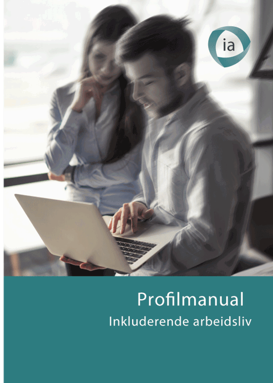 Forside av profilmanual for inkluderende arbeidsliv. To person står og snakker sammen. Mannen til høyre på bildet holder en bærbar pc. Uskarpt bilde. IA-logo i øvre høyre hjørne.