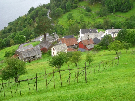 Havråtunet ligg vakkert til i den bratte lia ved Sørfjorden i Osterøy kommune.