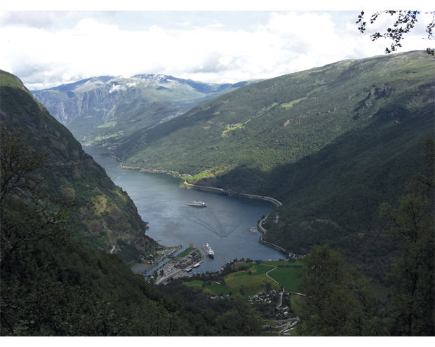 Figur 5.19 Flåm i Aurlandsfjorden mottar rundt en halv mill. turister hvert år. Naturen er svært viktig for norsk reiseliv.