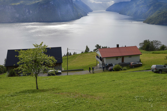 Utsikt over tunet og Sunnylvsfjorden mot Hellesylt.