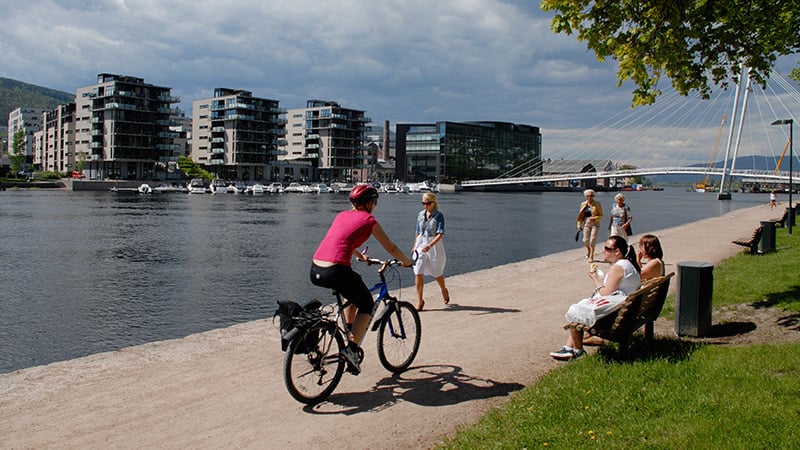 Bragernespromenaden langs Drammenselva.