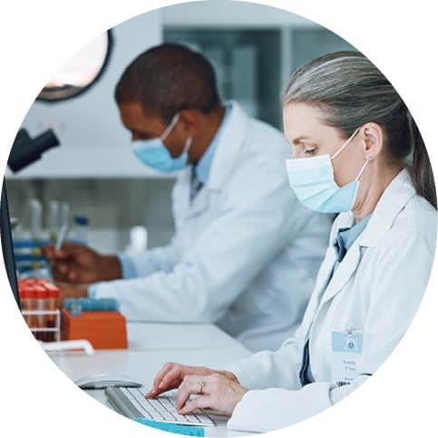 Woman, computer and face mask in science laboratory, 
© Colourbox