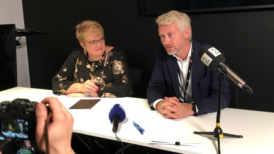 Trine Skei Grande og Olav Sandnes sittende ved et bord i forbindelse med signering av tv-avtale