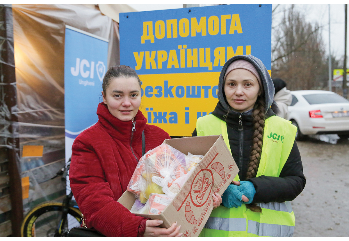 Figur 5.11 Tatiana Costei (t.h.) er blant de mange sivile i Moldova som stiller opp for flyktningene fra nabolandet Ukraina. Costei arbeider som frivillig for organisasjonen JCI Ungheni, som samarbeider med UNICEF og UN Women om å ta vare på sårbare mennesker p...