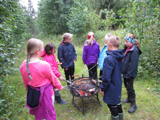 Pølsegrilling hører med på skoleskogdag.