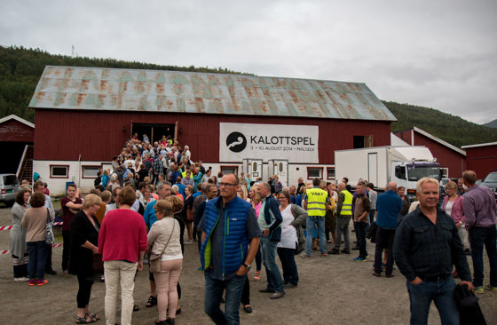 Yrende folkeliv på utsida av Moen Kulturlåve.