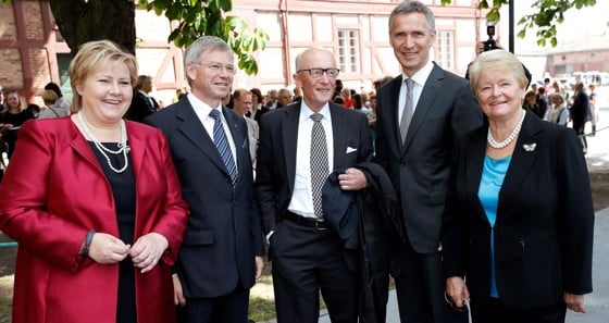 Statsminister Erna Solberg sammen med de tidligere statsministrene Kjell Magne Bondevik, Kåre Willoch, Jens Stoltenberg og Gro Harlem Brundtland i forbindelse med feiringen av 200-årsjubileet til departementene 19. mai 2014.