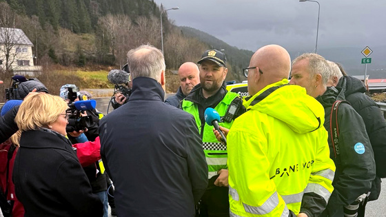 Samferdselsministeren sammen med  nødetater etter togavsporing på Nordlandsbanen