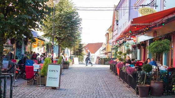 En rolig stund i Fargegata i Stavanger sentrum, det som etter ny fargesetting av bygningene har gjort den til en av sentrums mest besøkte gågater.