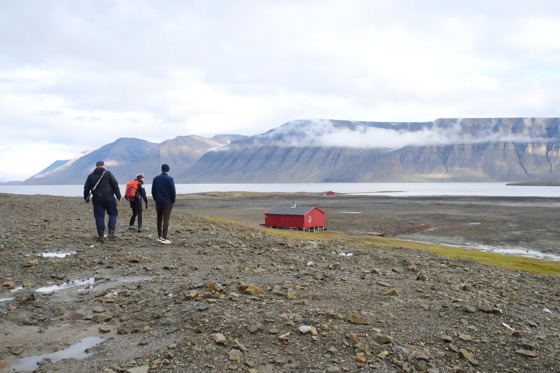 Klima- og miljøminister Andreas Bjelland Eriksen besøker Svea på Svalbard.