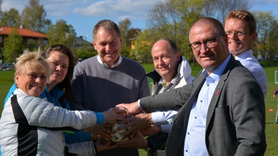 Gruppebilde hvor de holder i en fotball sammen. Med på bildet er kulturminister Thorhild Widvey, stortingsrepresentant Mette Tønder (H), generalsekretær i NIF Inge Andersen, stortingsrepresentant Morten Stordalen (FrP), stortingsrepresentant Terje Breivik (V), stortingsrepresentant Geir Jørgen Bekkevold (KrF). 