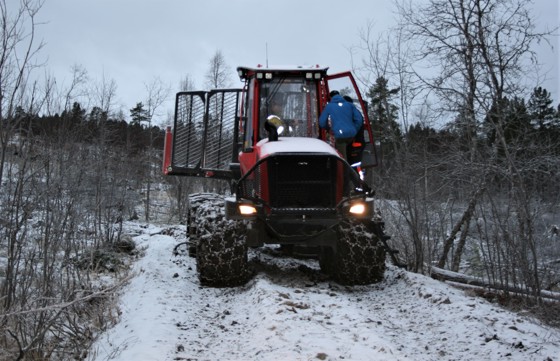 I maskinen til Kirkesdalen skogsdrift.