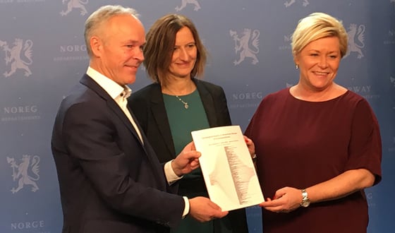 kommunal- og moderniseringsminister Jan Tore Sanner (H) og finansminister Siv Jensen (FrP) mottar rapport om øremerkede tilskudd til kommunesektoren fra ekspertgruppens leder direktør Marianne Andreassen i Lånekassen