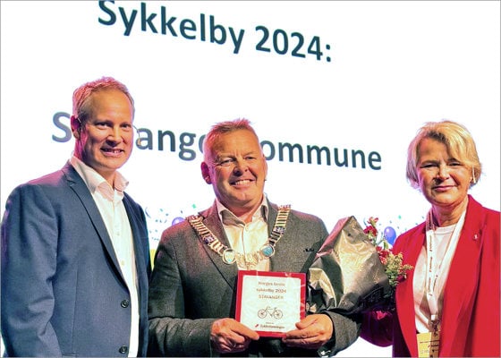 Samferdselsminister Jon-Ivar Nygård, varaordfører i Stavanger Henrik Halleland og generalsekretær i Syklistforeningen Eline Oftedal på scenen under Sykkelkonferansen 2024.