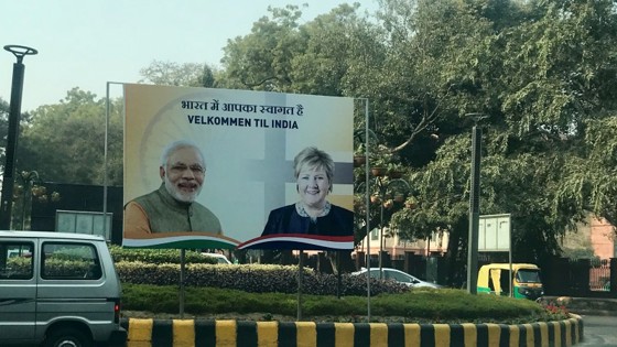 Erna Solberg ønskes velkommen til India med store plakater på vei fra flyplassen.