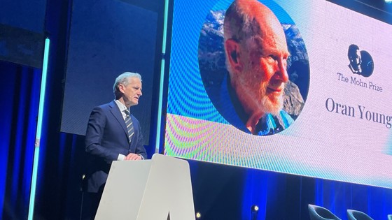 Prime Minister Jonas Gahr Støre on stage. Suit with tie. Holding av speech.